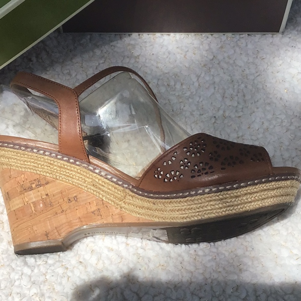 “Naturalizer” Sandals w/small wedge “EC” - Picture 2 of 4